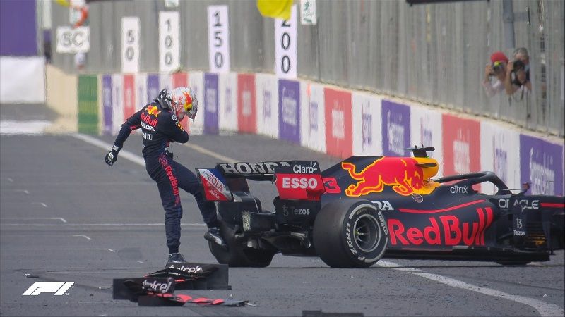 Max Verstappen (Red Bull Racing) tampak kesal dan menendang mobilnya setelah gagal finis di F1 GP Azerbaijan 2021 yang digelar di Sirkuit Kota Baku pada Minggu (6/6/2021).