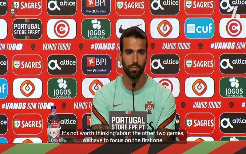 Gelandang timnas Portugal, Sergio Oliveira, dalam konferensi pers. 
