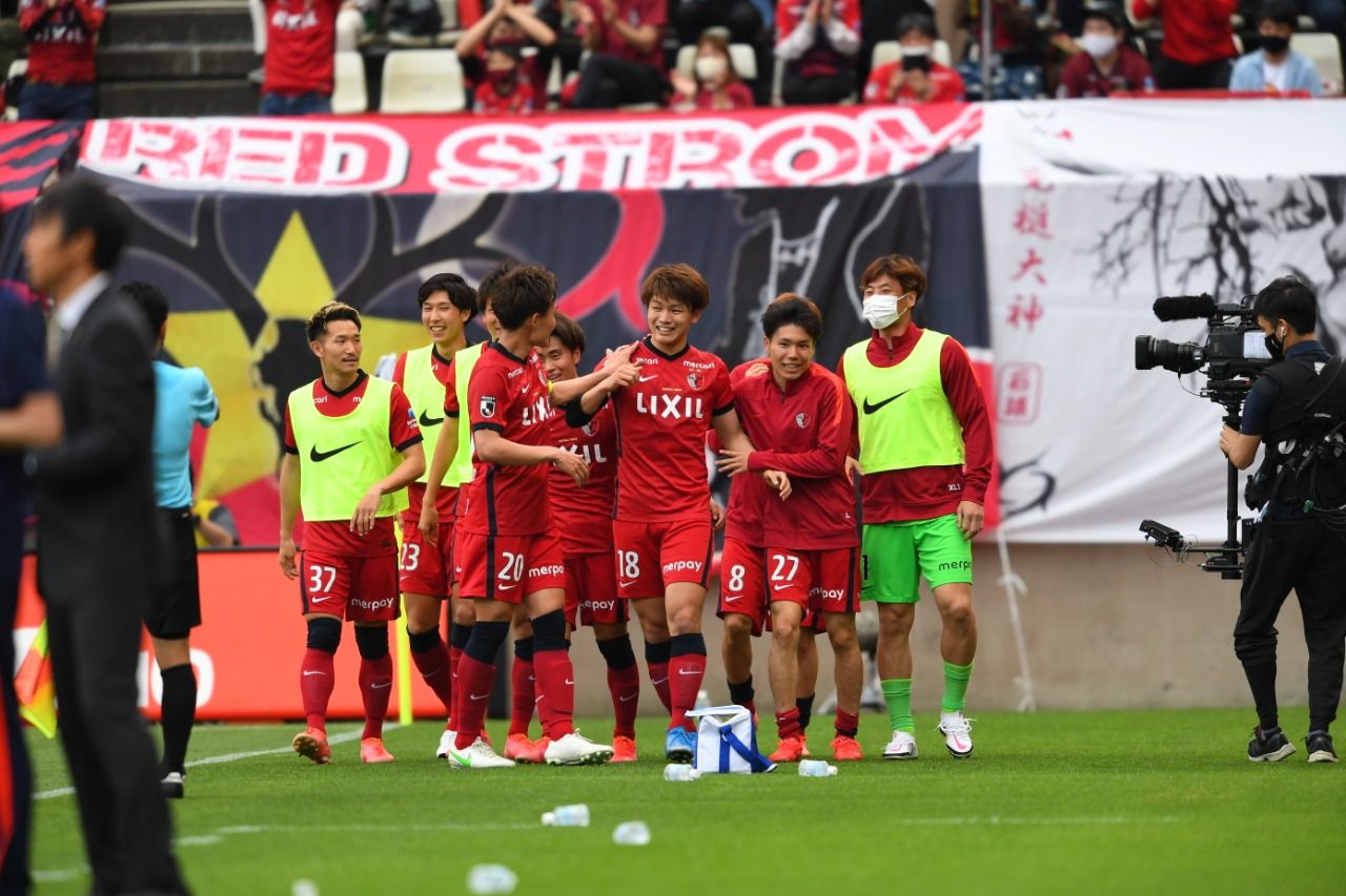 Para pemain Kashima Antlers merayakan gol Ayase Ueda di Meiji Yasuda J1 League.