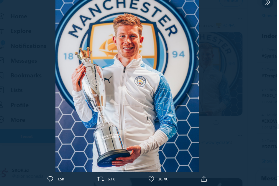Gelandang Manchester City, Kevin de Bruyne meraih penghargaan Pemain Terbaik PFA 2021.