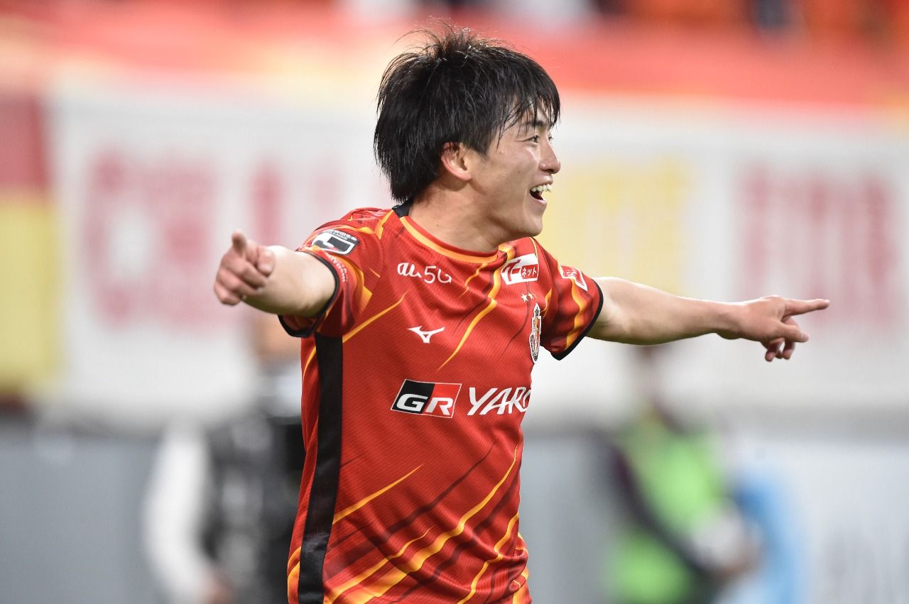 Pemain Nagoya Grampus, Yuki Soma, merayakan gol di Meiji Yasuda J1 League.