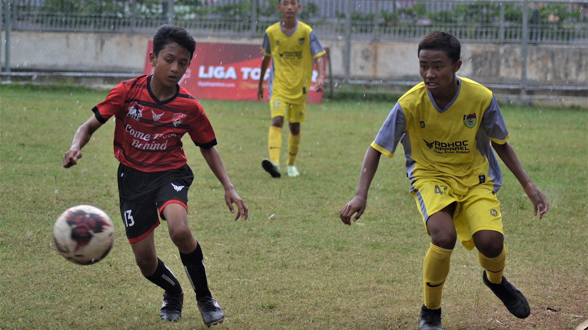 Pemain dari Imran Soccer Academy dan Cibinong Raya mengenakan jersey Adhoc Apparel pada final Liga TopSkor U-12 2020-2021.