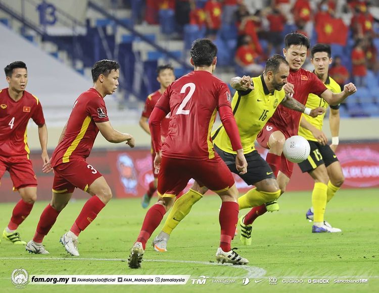 Penyerang naturalisasi timnas Malaysia, Guilherme De Paula, dikawal pemain-pemain timnas Vietnam dalam lanjutan Grup G Kualifikasi Piala Dunia 2022, Jumat (11/6/2021).