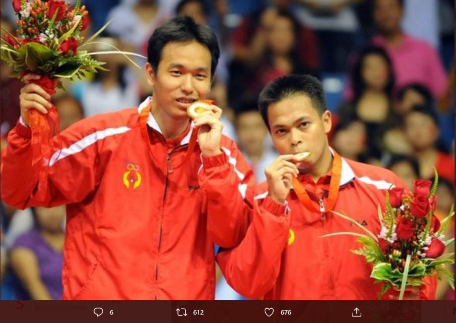 Potret Markis Kido (kanan) bersama Hendra Setiawan saat meraih medali emas Olimpiade 2008 dan diunggah ulang oleh fan badminton di Twitter.