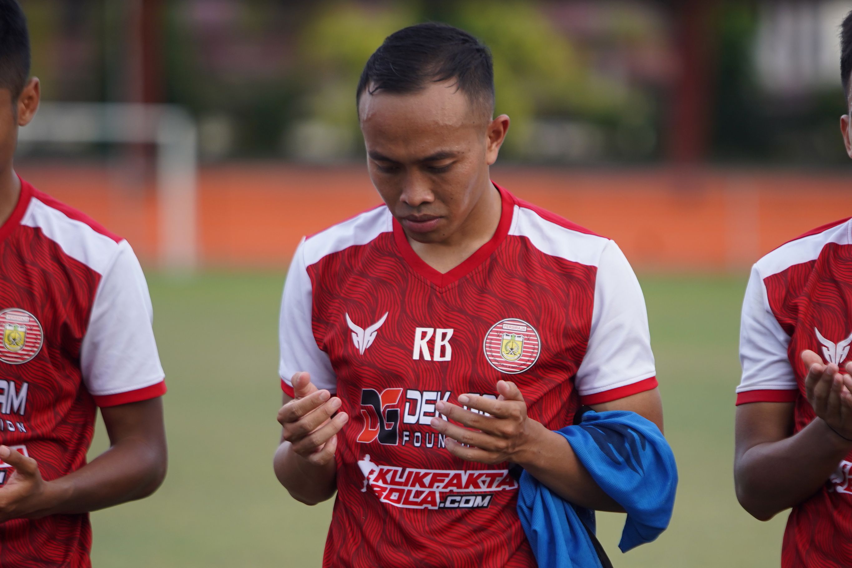 Winger asal bogor, Redi Rusmawan memanjatkan doa saat berlatih bersama tim Persiraja.