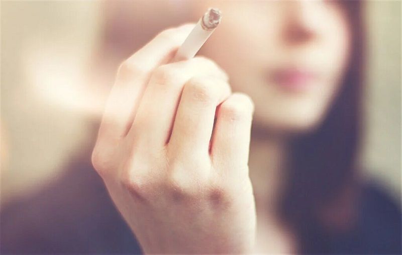 Ilustrasi merokok, mengurangi kebiasaan ini bisa membantu kesehatan jantung kita.