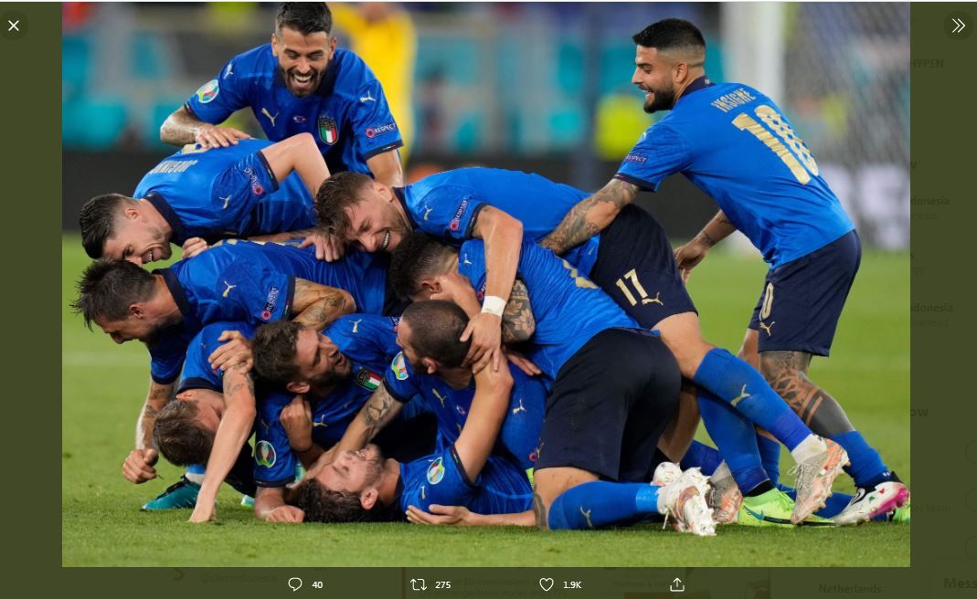 Para pemain timnas Italia merayakan gol Manuel Locatelli ke gawang Swiss di Piala Eropa 2020 (Euro 2020).