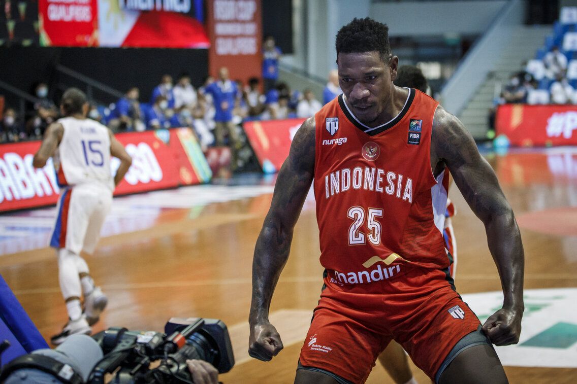 Selebrasi Lester Prosper setelah mencetak poin pada laga Filipina vs Indonesia di ajang Kualifikasi Piala Asia FIBA 2021, Jumat (18/6/2021).