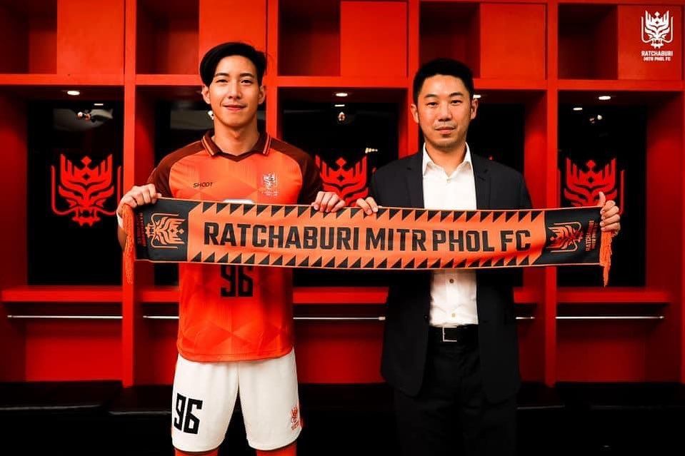 Penyanyi terkenal Thailand, Tono Phakin Khamwilaisak dikontrak klub Ratchaburi Mitr Phol FC selama enam bulan, Sabtu (19/6/2021).