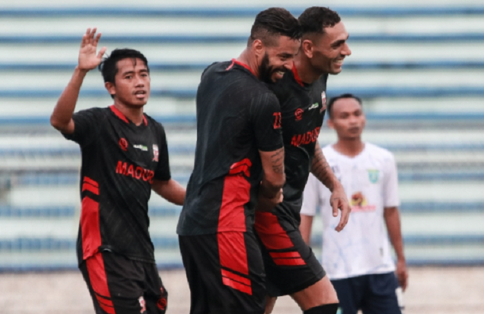 Tiga pemain Madura United: Bayu Gatra, Rafael SIlva, dan Jaimerson Xavier merayakan gol ke gawang Persela dalam laga persahabatan di Stadion Surajaya, Lamongan pada 19 Juni 2021.