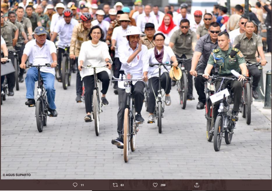 Presiden Joko Widodo bersama para menteri bersepeda di lingkungan Kota Lama Semarang.