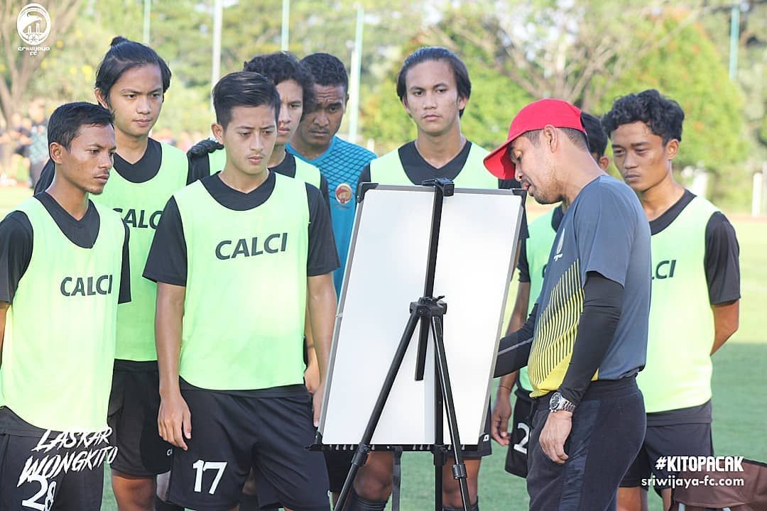 Nil Maizar memberi instruksi kepada para pemain Sriwijaya FC saat menjalani sesi latihan, Mei 2021