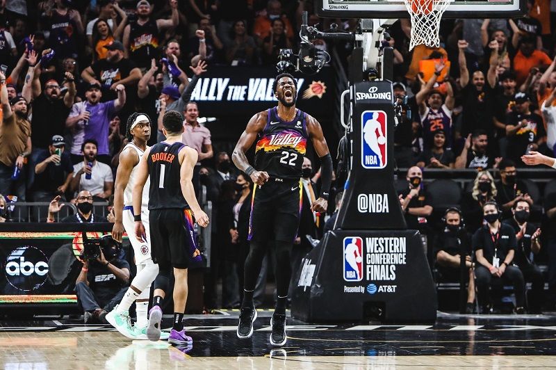 Eksresi Deandre Ayton (jersei hitam #22) saat memperkuat Phoenix Suns dalam laga kedua final wilayah barat NBA 2021 yang digelar di Phoenix Suns Arena pada Rabu (23/6/2021) WIB.