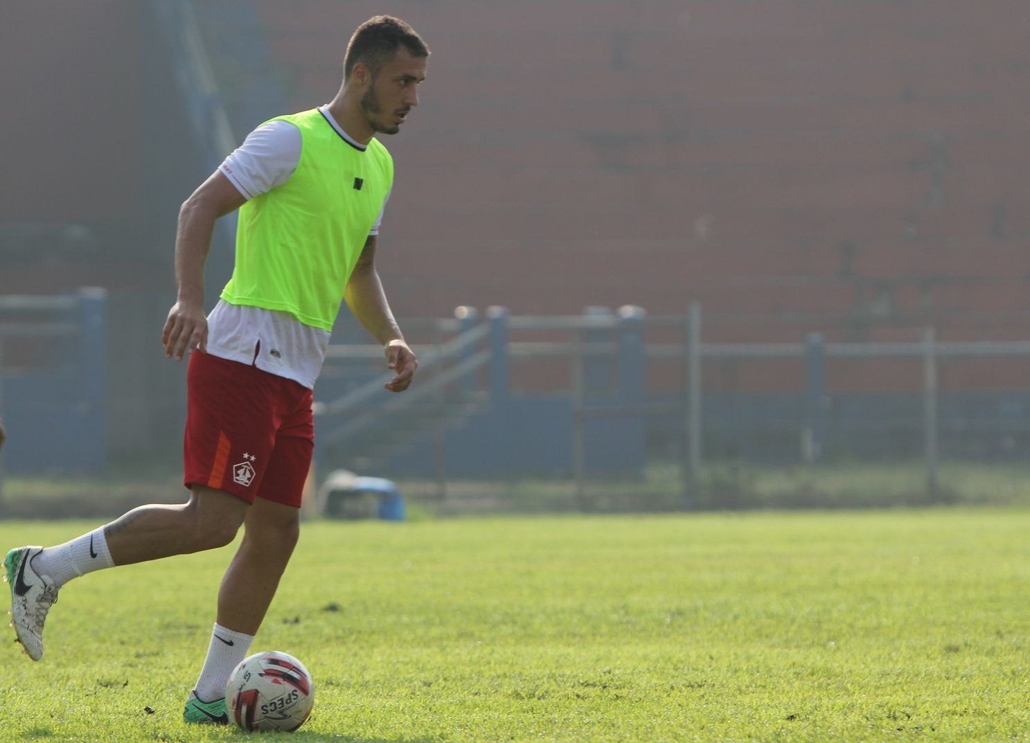 Pemain asing Persik Kediri asal Brasil, Arthur Felix Silva tengah berlatih di Stadion Brawijaya, Kediri.