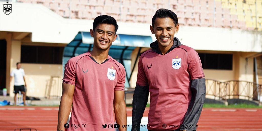 Duo pemain PSIS Semarang beda angkatan, Pratama Arhan dan Heri Nur Yulianto (kanan) dalam sesi latihan di Semarang, Maret 2021.