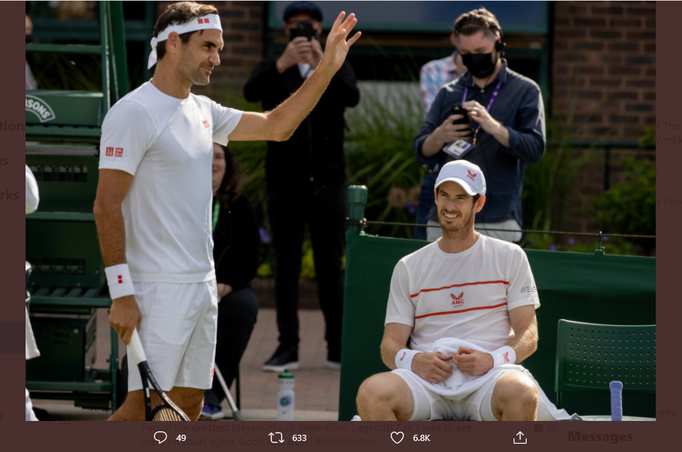 Roger Federer (berdiri) dan Andy Murray latihan bersama jelang Wimbledon Open 2021 pada Jumat (25/6/2021) sore waktu Inggris.