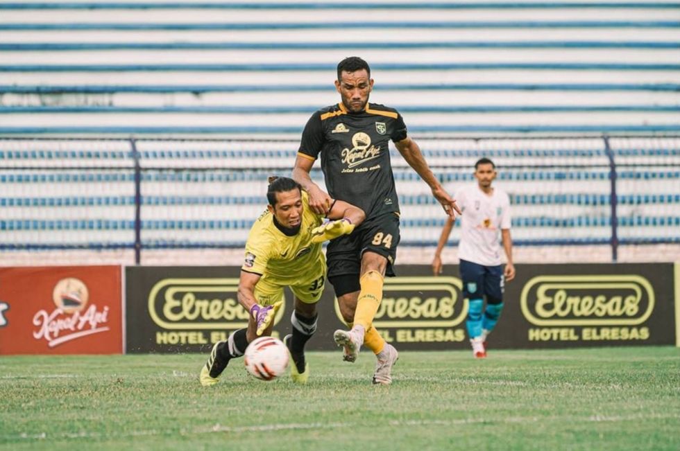 Striker anyar Persebaya, Jose Wilkson mengelabuhi kiper Persela, Dwi Kuswanto untuk membuat gol dalam laga persahabatan di Stadion Surajaya, Lamongan pada 28 Juni 2021.