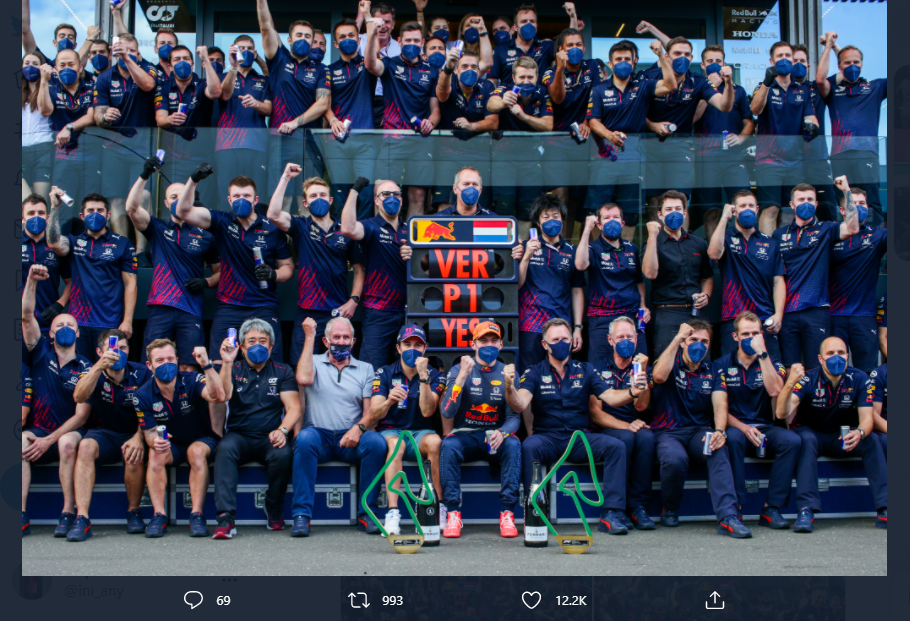 Tim Red Bull Racing merayakan kemenangan Max Verstappen (topi jingga) di F1 GP Styria 2021, Minggu (27/6/2021).