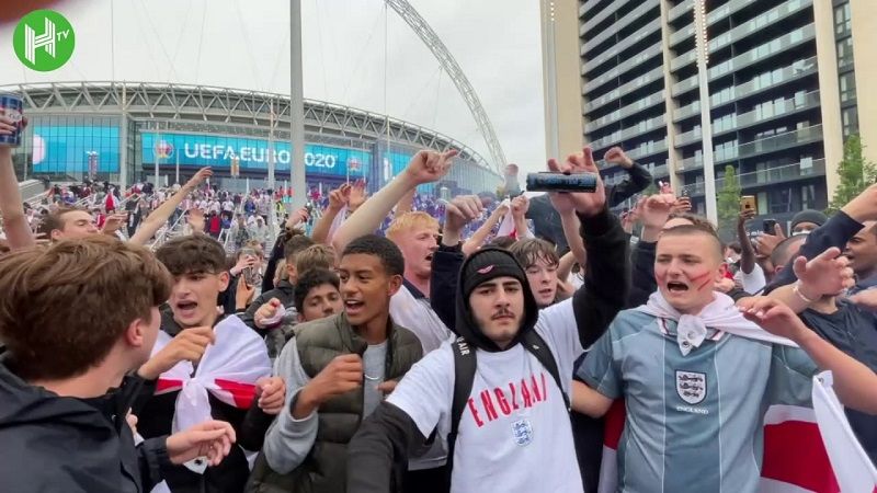 Suporter Inggris ketika merayakan kemenangan tim mereka atas Jerman di luar Stadion Wembley, dalam Piala Eropa 2020.