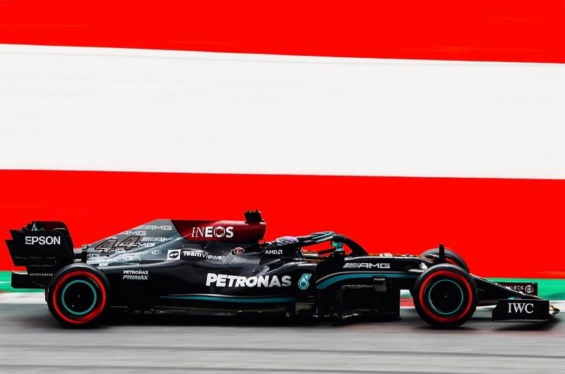 Lewis Hamilton (Mercedes-AMG Petronas) saat melintasi salah satu sudut Red Bull Ring dalam sesi FP2 F1 GP Austria 2021 pada Jumat (2/7/2021).