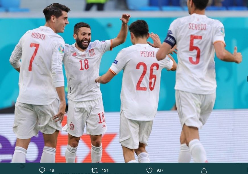 Bek kiri timnas Spanyol, Jordi Alba, saat merayakan gol bersama rekan setimnya dalam laga lawan Swiss, Jumat (2/7/2021).