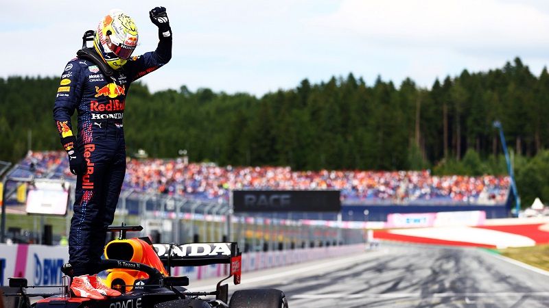 Max Verstappen (Red Bull Racing) menyapa penonton setelah memenangi F1 GP Austria 2021 di Red Bull Ring pada Minggu (4/4/2021).