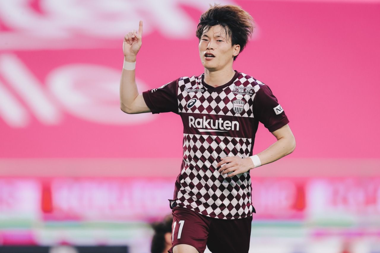 Penyerang Vissel Kobe, Kyogo Furuhashi, saat mencetak gol ke gawang Shonan Bellmare di Meiji Yasuda J1 League 2021.
