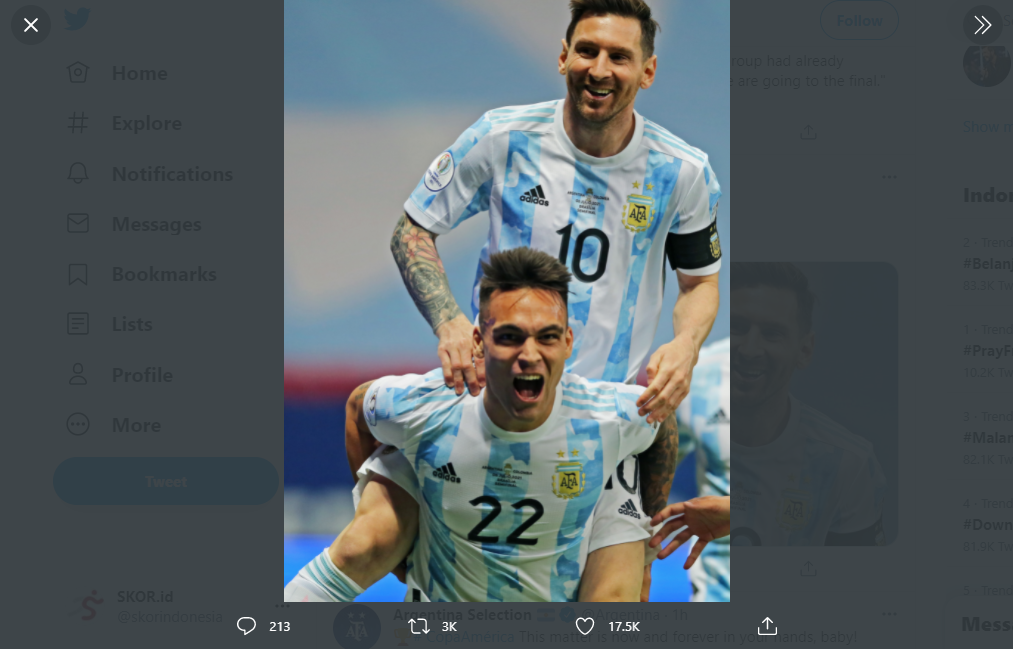 Penyerang Argentina, Lionel Messi (atas) digendong Lautaro Martinez setelah mereka lolos ke final Copa America 2021.