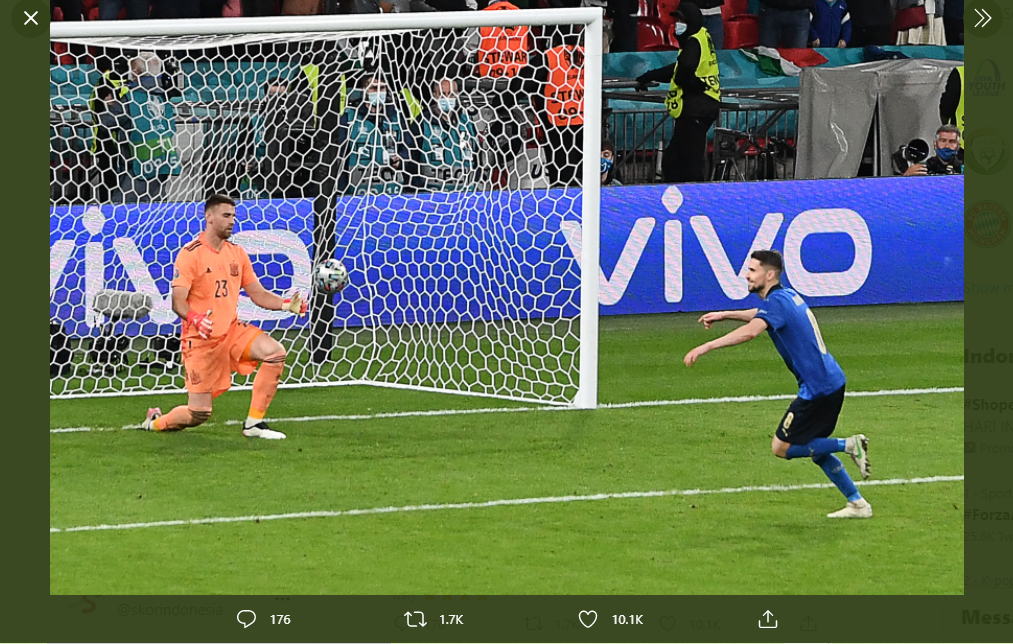 Gelandang Italia, Jorginho sukses mengeksekusi penalti saat melawan Spanyol di semifinal Piala Eropa 2020. 