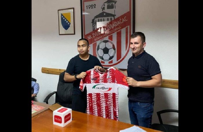 Muhamamad Rafieq Al-Amzar Zulkifeli (kiri), pemain muda Malaysia selepas tanda tangan kontrak dengan klub Liga Bosnia-Herzegovina, NK Zvijezda Gradacac. 