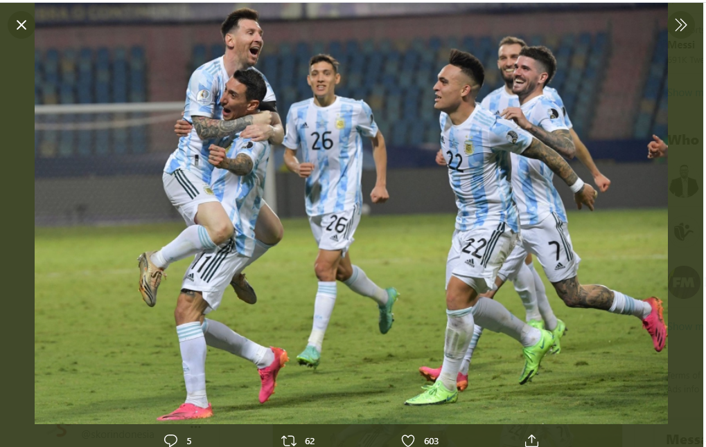 Para pemain Argentina merayakan gol Angel di Maria ke gawang Brasil di final Copa America 2021.