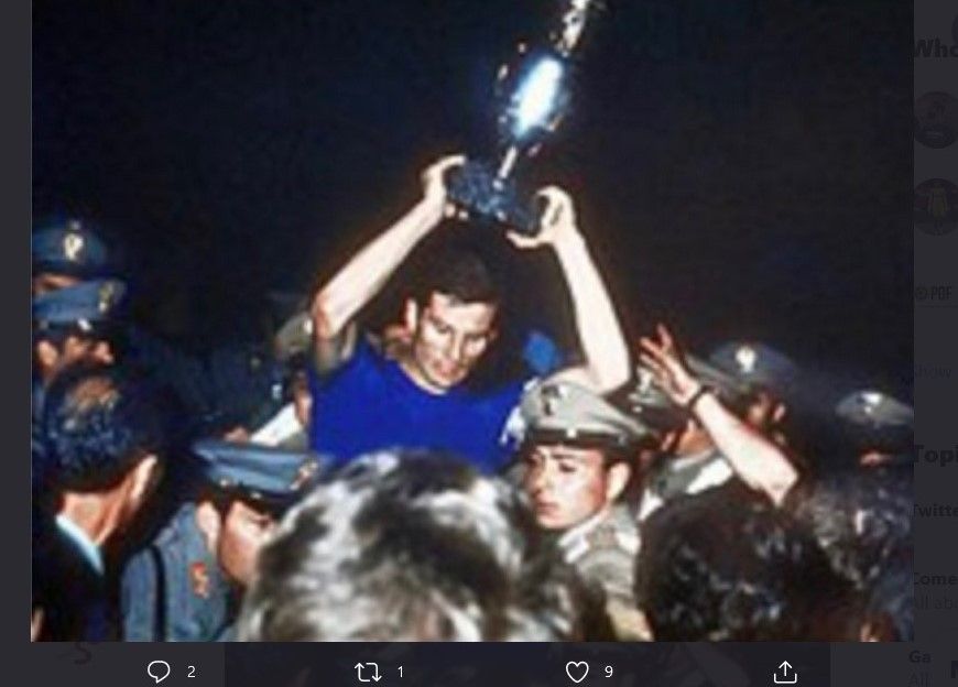 Kapten timnas Italia, Giacinto Facchetti ketika merayakan gelar Piala Eropa 1968.