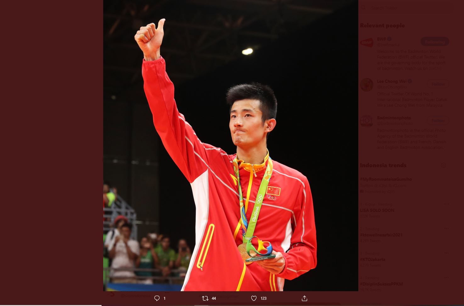 Momen Chen Long saat menerima medali emas Olimpiade 2016 Rio