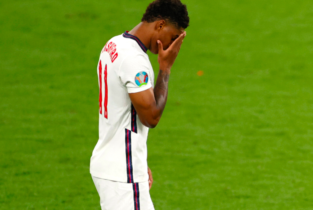 Kekecewaan striker Inggris, Marcus Rashford usai gagal menunaikan tugasnya di babak adu penalti final Euro 2020