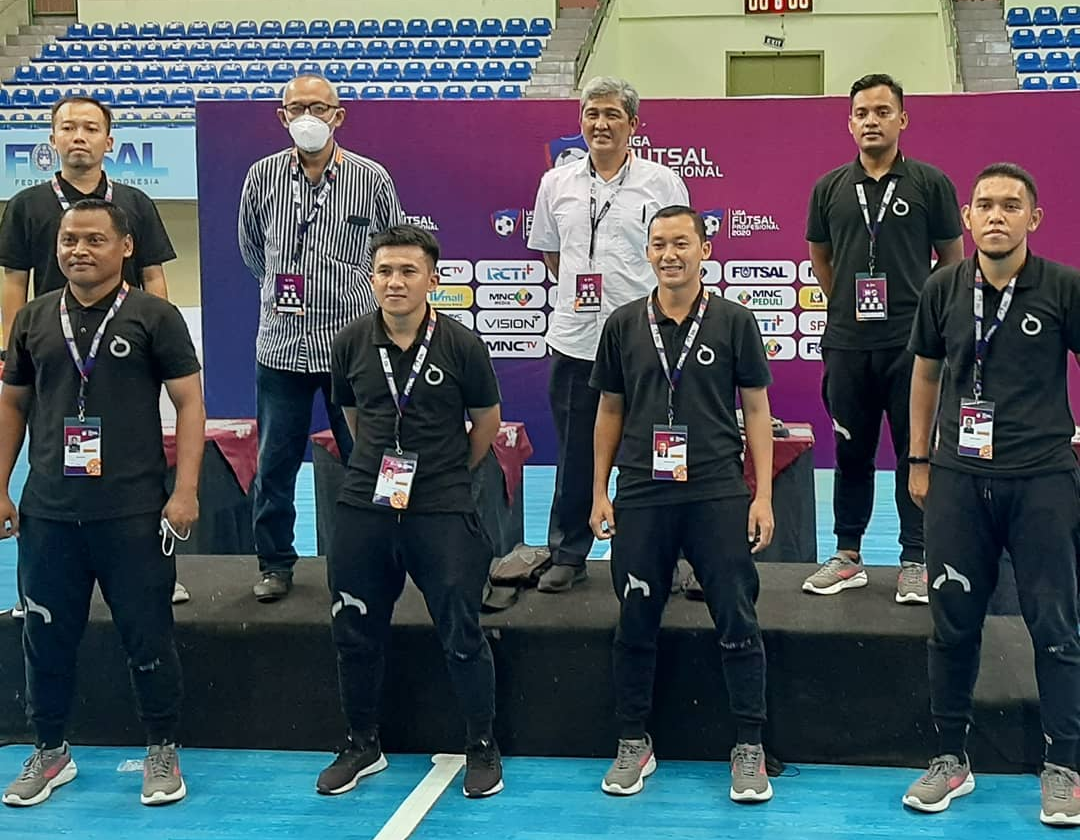 Ahmad Suparman, Instruktur wasit asal Indonesia yang juga menjabat sebagai anggota Komite Wasit Federasi Futsal Indonesia (baju putih), pada penutupan Pro Futsal League 2020, 28 Maret 2021.