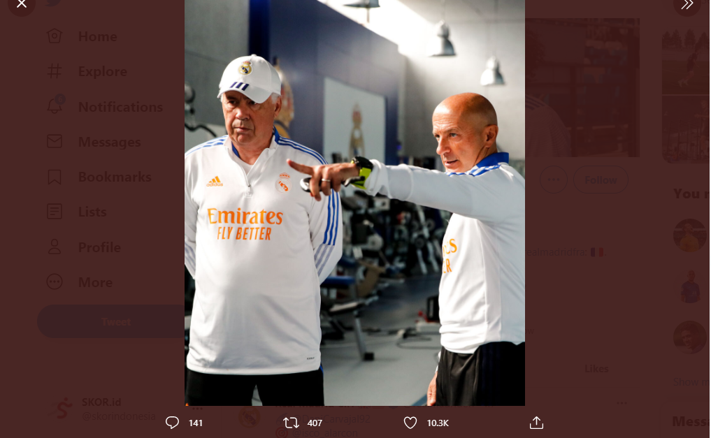 Pelatih Real Madrid, Carlo Ancelotti (kiri) didampingi Antonio Pintus, pelatih fisik tim mengawasi latihan para pemain. 