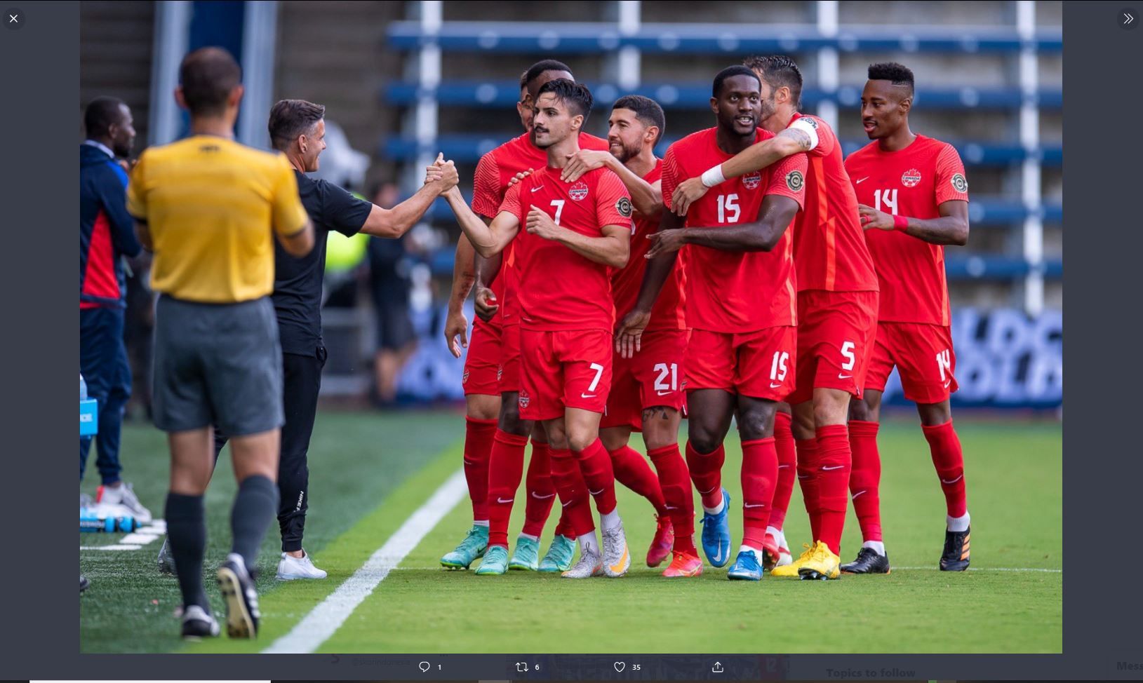 Para pemain Kanada merayakan gol ke gawang Kanad di Piala Emas CONCACAF 2021.
