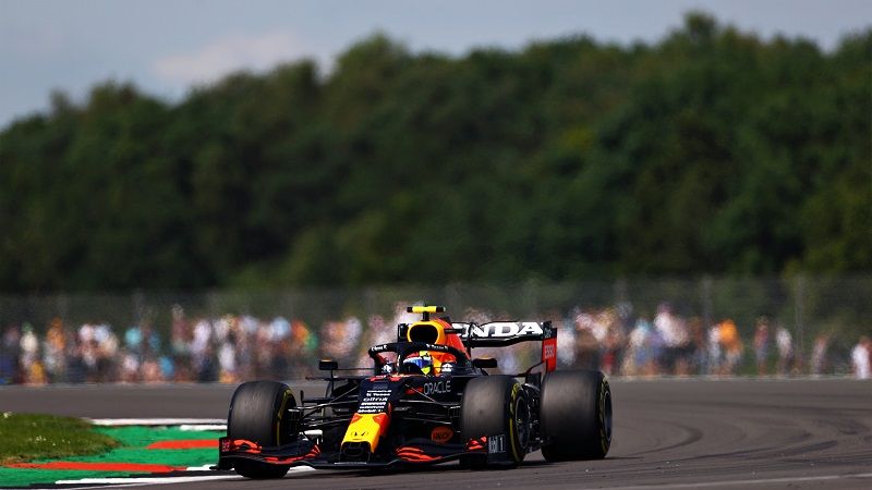Pembalap Red Bull Racing, Max Verstappen, kala tampil dalam sesi FP1 F1 GP Inggris 2021 yang digelar di Sirkuit Silverstone pada Jumat (16/7/2021).
