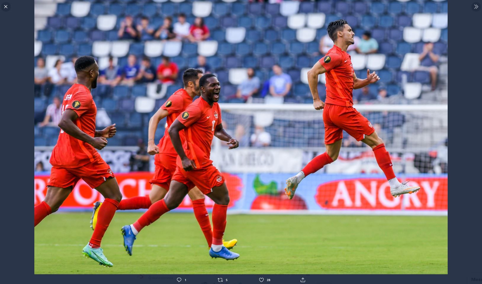 Para pemain Kanada merayakan gol Stephen Eustaquio ke gawang Haiti pada laga Piala Emas CONCACAF 2021.