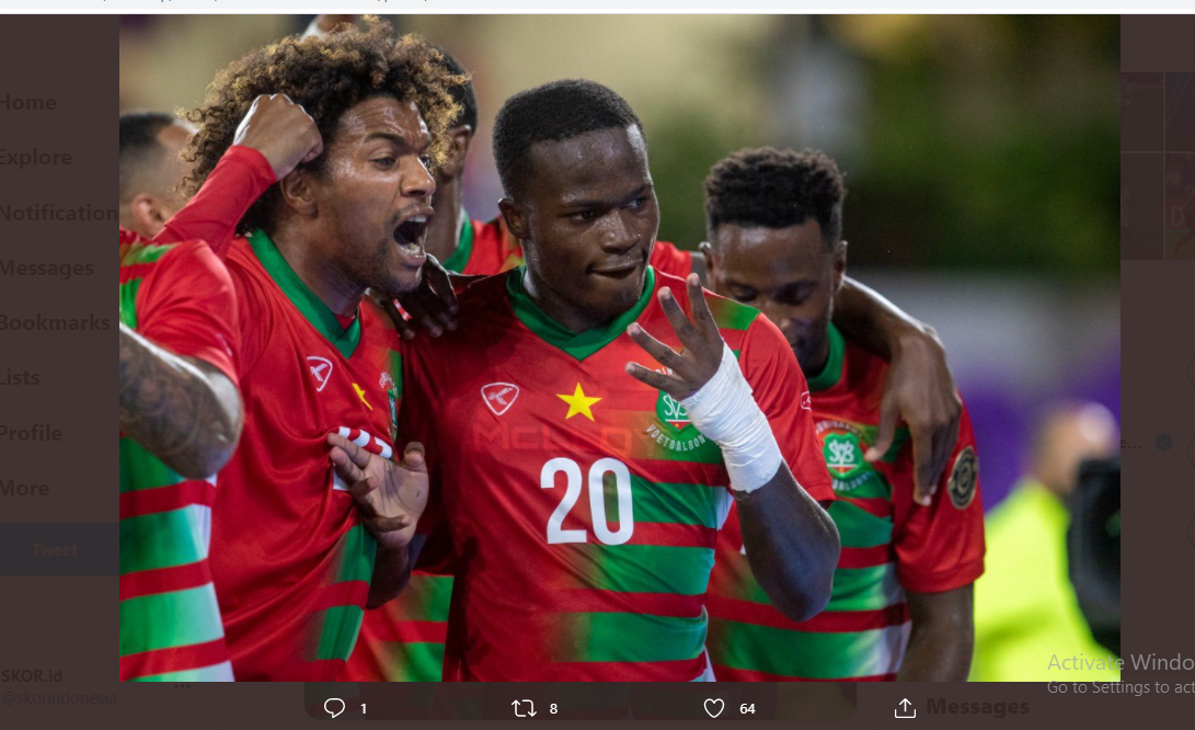 Penyerang Suriname, Gleofilo Vlijter merayakan golnya ke gawang Kosta Rika.