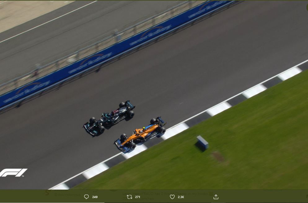 Momen Lewis Hamilton menyalip Lando Norris di F1 GP Inggris, Minggu (18/7/2021).