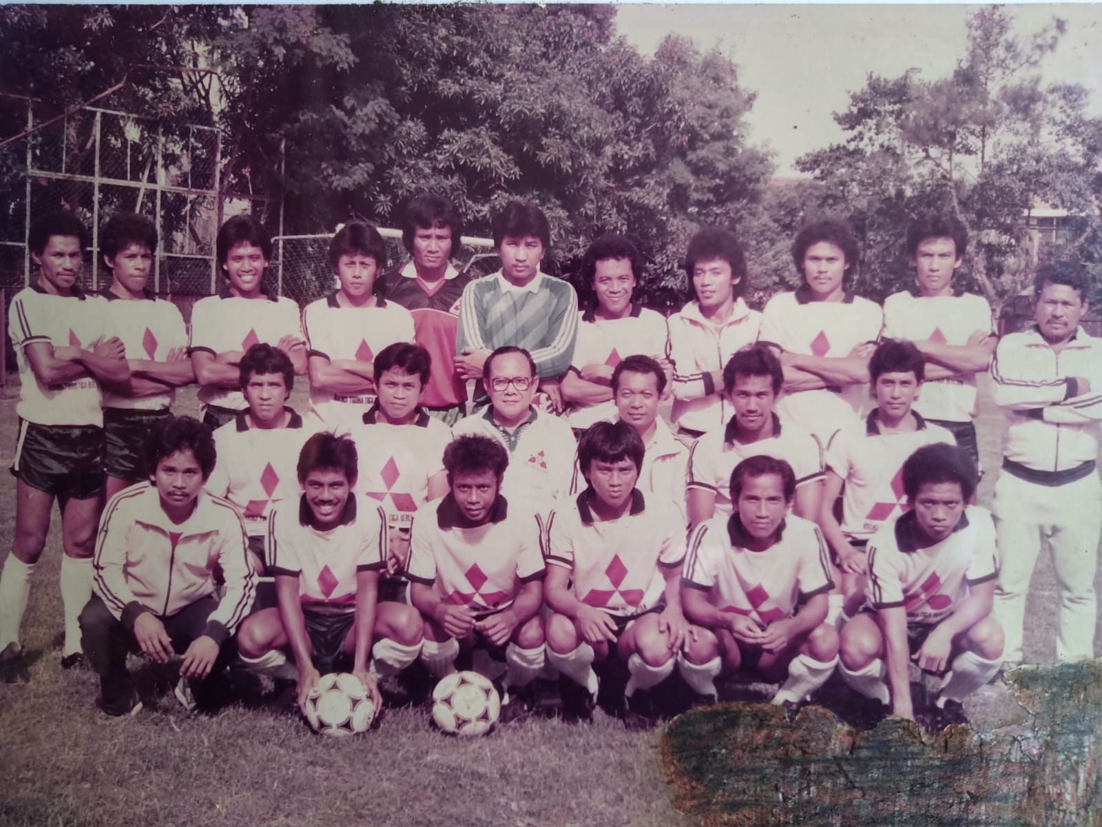 Foto tim Kramayudha Tiga Berlian. Jayadi Said (baris paling depan, kedua dari kanan), 1980-an.