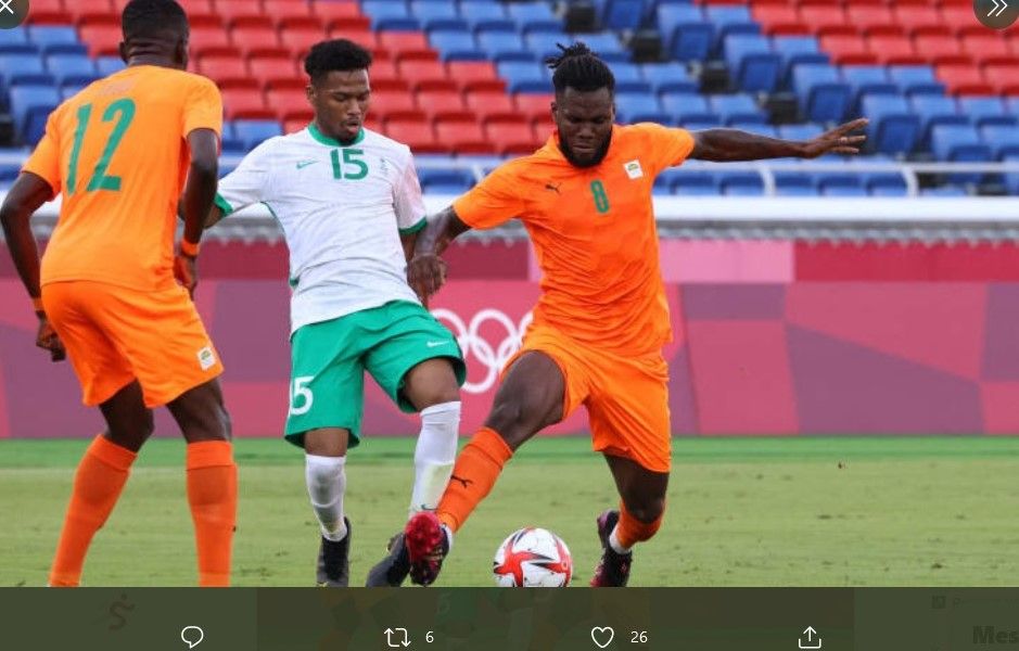 Bintang Pantai Gading, Franck Kessie (kanan), mencoba menguasai bola dalam laga lawan Arab Saudi pada Olimpiade Tokyo, Kamis (22/7/2021).