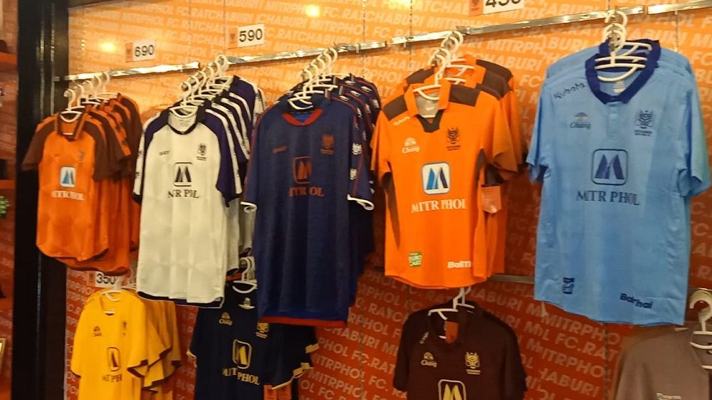 Etalase pemajang jersey di toko resmi klub Liga Thailand, Ratchaburi Mitr Phol FC yang baru saja tampil untuk laga fase grup Liga Champions Asia 2021.