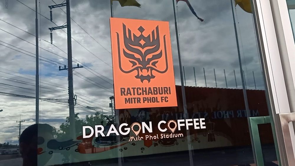 Pintu masuk ke kafe di toko resmi klub Liga Thailand, Ratchaburi Mitr Phol FC yang baru saja tampil untuk laga fase grup Liga Champions Asia 2021.