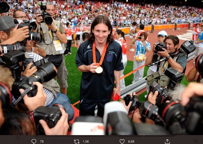 Lionel Messi menjadi pusat perhatian, tampak dia memperlihatkan medali emas Olimpiade 2008 ketika usianya masih 21 tahun.