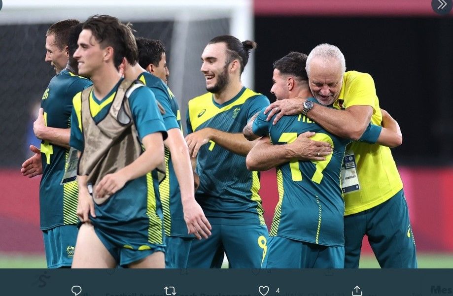 Pelatih timnas Australia untuk Olimpiade, Graham Arnold, memeluk pemainnya setelah menang atas Argentina.