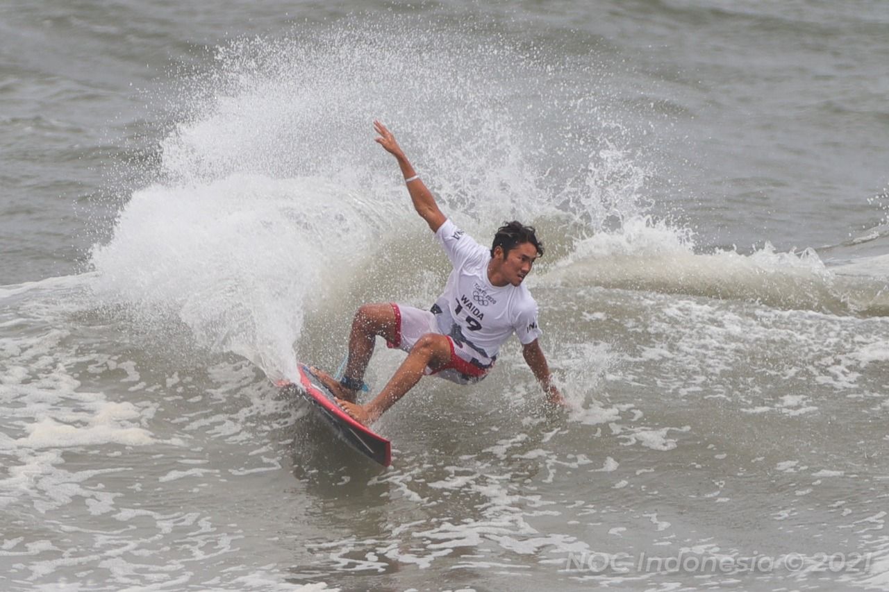 Aksi surfer Indonesia, Rio Waida, menaklukkan ombak Tsurigasaki Surfing Beach dalam putaran ketiga cabor selancar Olimpiade Tokyo 2020 yang digelar Senin (26/7/2021).
