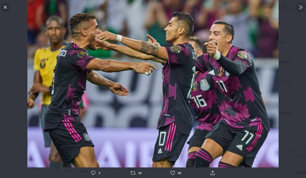 Para pemain Meksiko mengerumuni Orbelin Pineda (tengah) yang mencetak gol ke gawang Kanada di semifinal Piala Emas CONCACAF 2021.