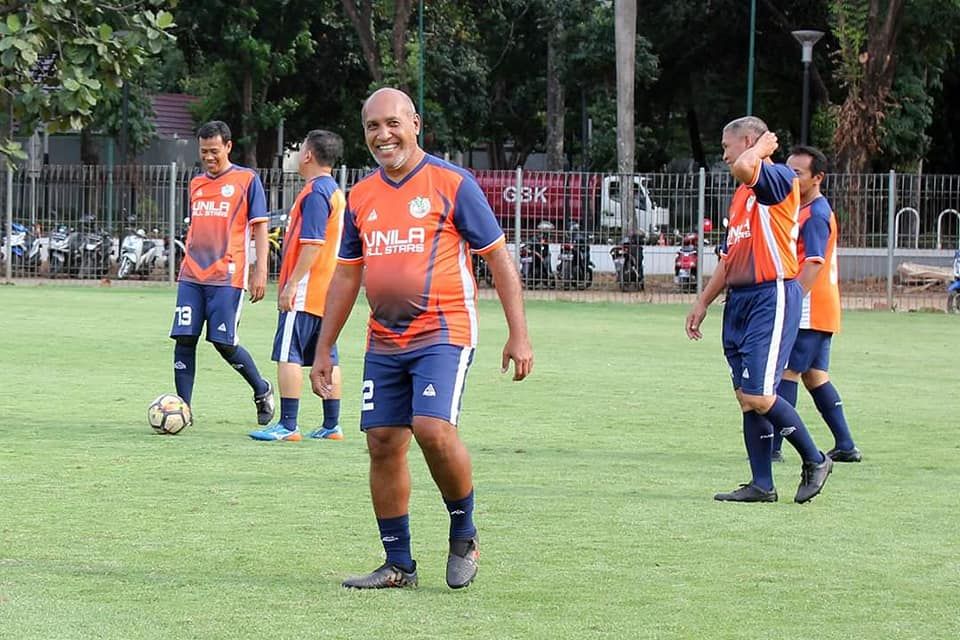 Berti Tutuarima, mantan pemain timnas Indonesia era 1970-an sampai pertengahan 1980-an dalam sebuah laga sepak bola gembira.